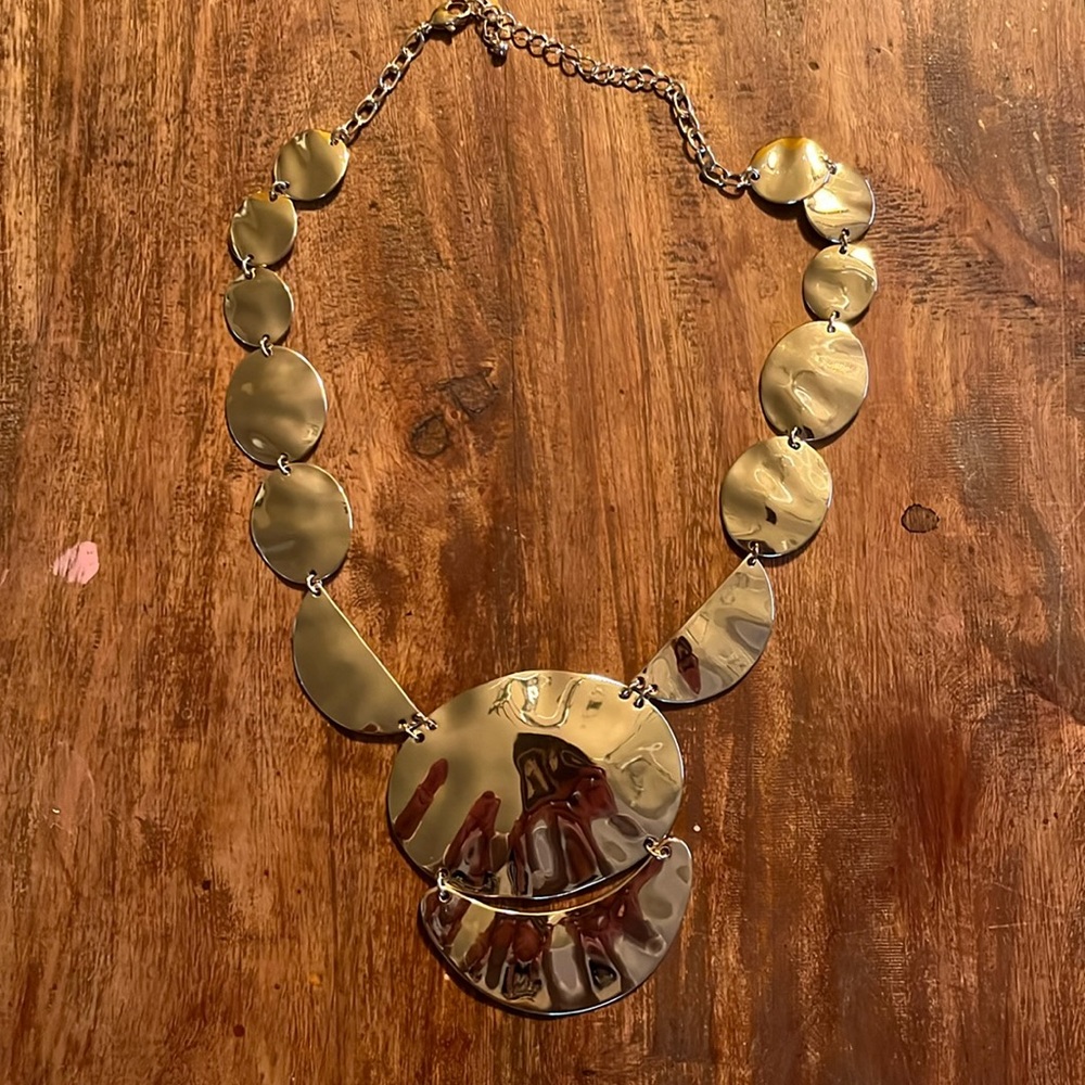 Lovely gold accent piece necklace. Large graduated circles with lobster clasp.